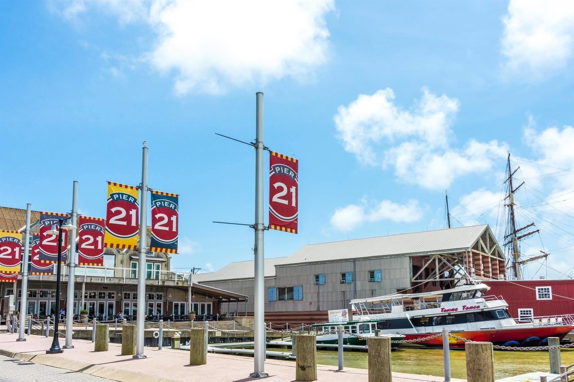 Harbor House Hotel And Marina Galveston Exterior photo